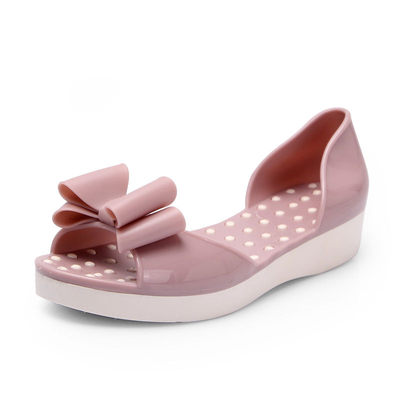 老式凉鞋别穿了，闺蜜送了我新款凉鞋，不得不说，她的眼光就是好