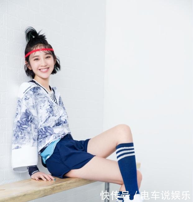 唐艺昕很惊艳了! 绣花衬衫中间开叉到肚脐眼, 网友: 这身材我服了