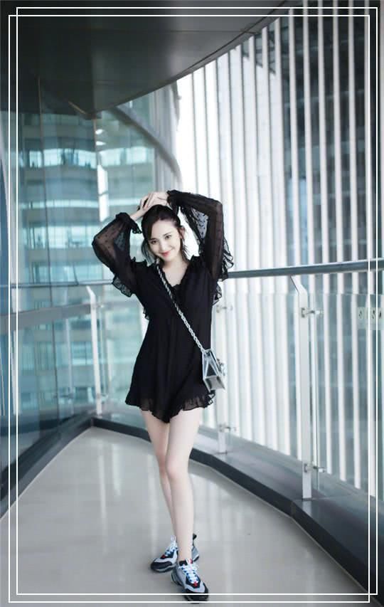 V领连衣裙露出了古力娜扎的事业线，瞬间美成仙女