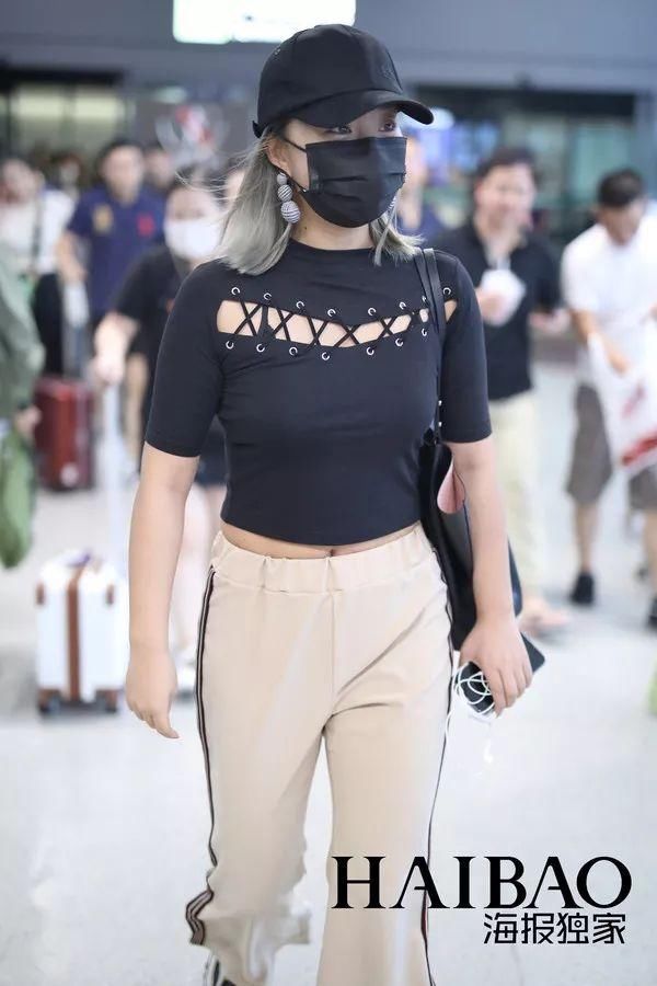 瘦回巅峰的赵薇年轻10岁!白百何这脸是怎么了?【海报街拍】