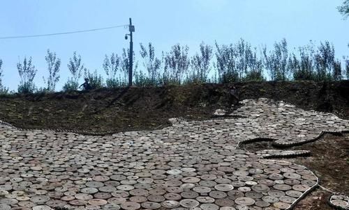 村民收集数百块石磨，拼出巨幅“中国地图，长50米宽30米