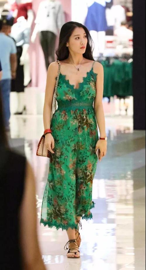 路人街拍，小姐姐穿着靓丽而时尚，身材丰满而高挑，气质温婉！