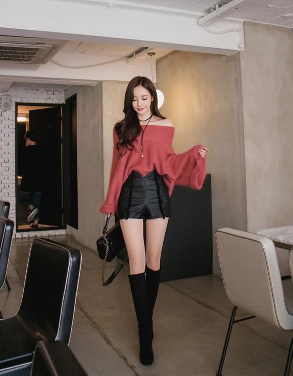 时尚短裙搭配皮靴，性感的魅力让人着迷