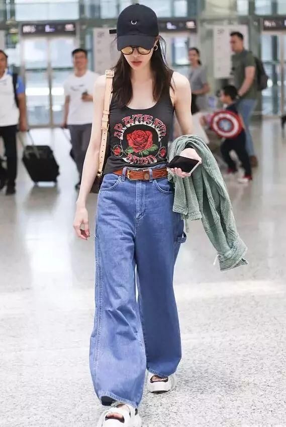 同是机场私服装，唐嫣宋茜长裤像拖地，韩雪佟丽娅短裙似走红毯