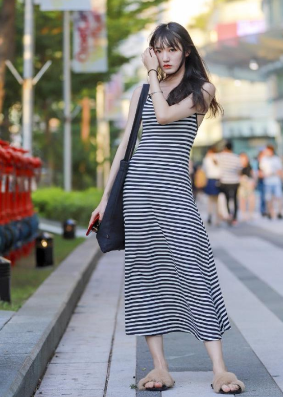 街拍：图二美女娇媚的身姿完美无瑕，能把路人甩出几条街！