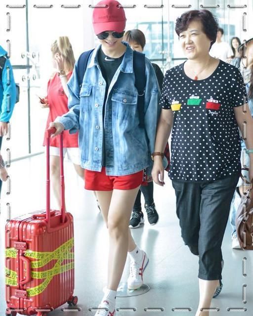 当李宇春和乔欣同穿牛仔外套，网友：这就是假小子和真女神的差距