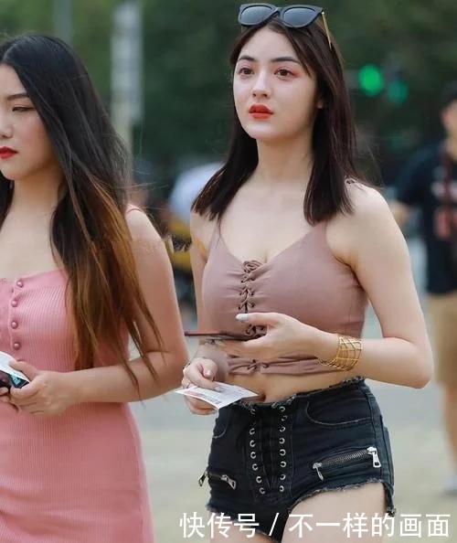 微胖小姐姐吊带紧身衣搭配超短裤,脸蛋清纯性格开朗,好迷人