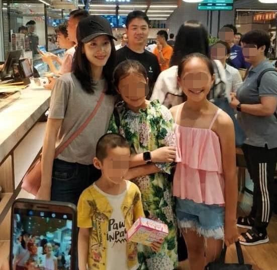 章泽天近照曝光:素颜皮肤暗沉无光,但肤质细腻五官精致