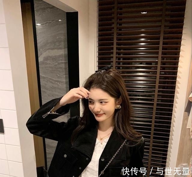 清爽@路人街拍,小姐姐戴一个简洁的鸭舌帽,清爽甜美