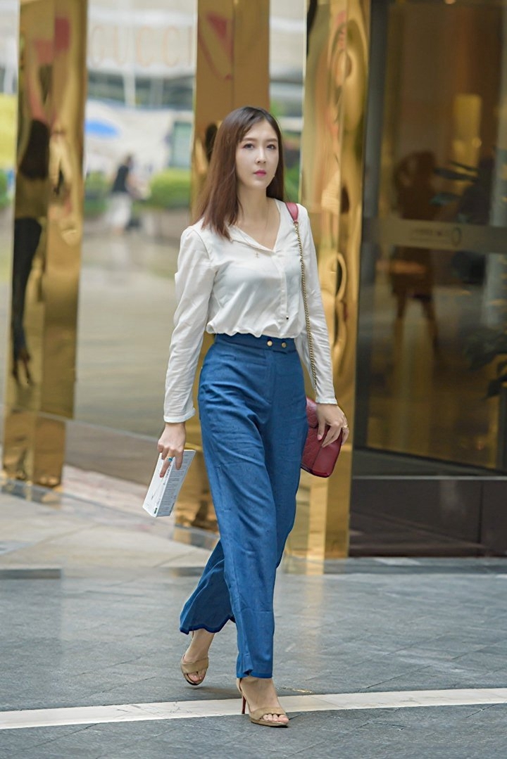 穿职业套装的小姐姐，身材高挑圆润，气质优雅迷人！