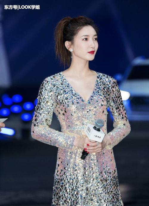 江疏影心真大，身材没料穿V领裙，网友：颜值高就是任性