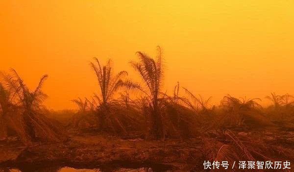 印尼天空满是血红色,分不清白天黑夜,宛如世界末日来临