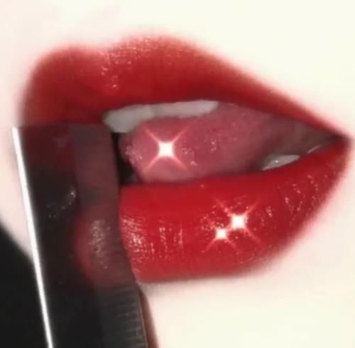 润唇膏|涂口红前要先涂润唇膏吗?98%的女生都搞错了,难怪唇色越来越深!