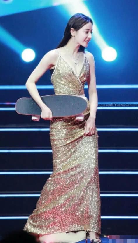 迪丽热巴出席活动,穿吊带“深V”裙,主办方竟让她玩滑板