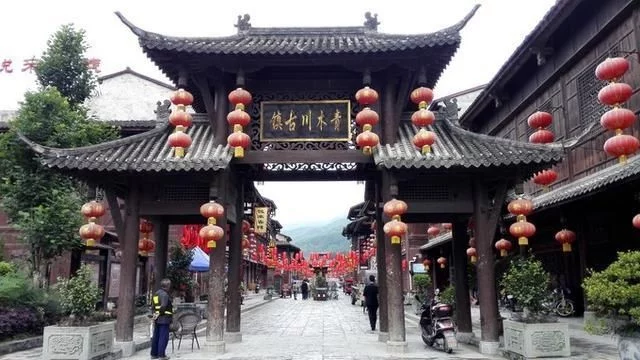 我国最''霸气''的古镇,一条街横跨三省,是很多影视剧的取景地【2020热门旅游景点】