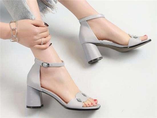 时尚的高跟凉鞋，将双脚衬托的非常显气质，穿着不易累脚