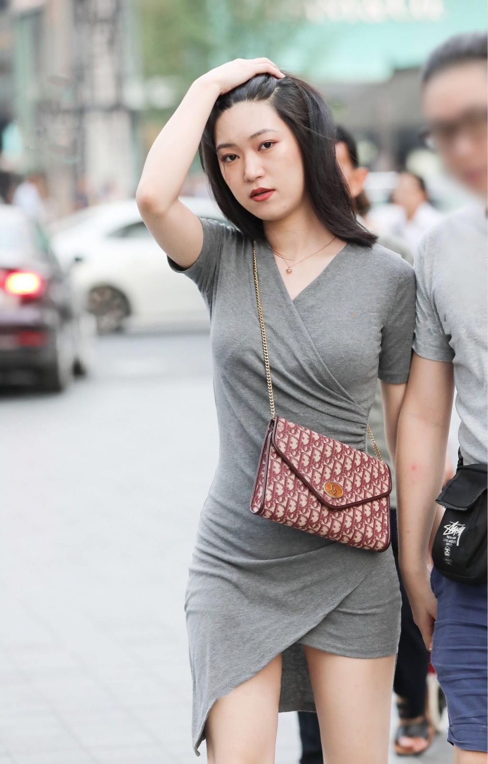 小姐姐V领连衣裙展示S型曲线，不笑高冷，笑起来甜美，不过就是