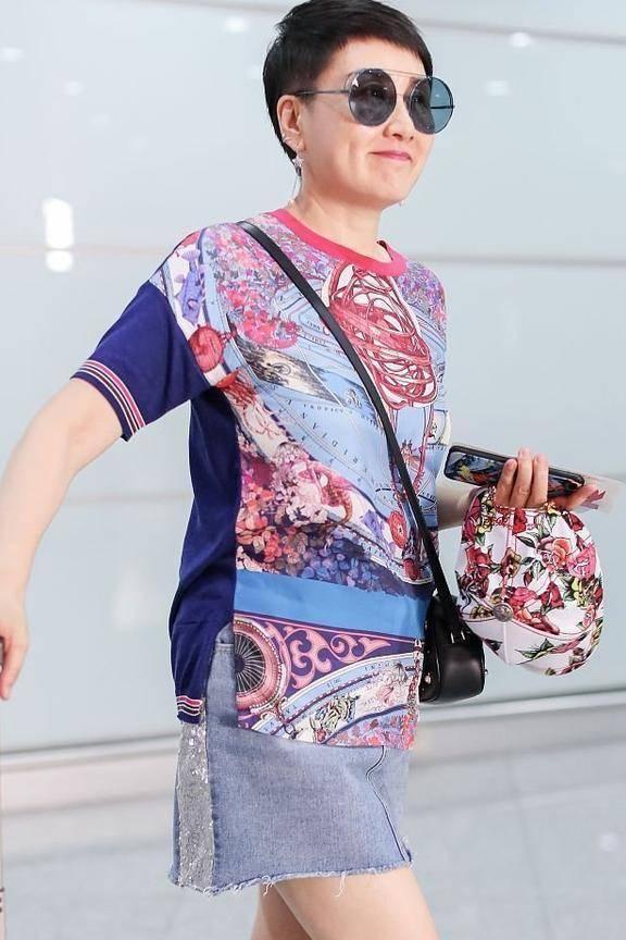 看56岁张凯丽穿短裤，再看63岁赵雅芝终于见识了真正的少女感