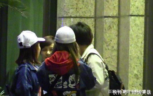 李小璐深夜会友保姆车内跷二郎腿,手机不离手