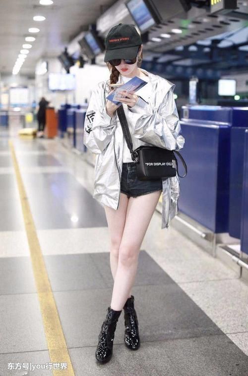 蒋梦婕穿“尿不湿”短裤，还是紧身款！网友：勒这么紧，看着好疼