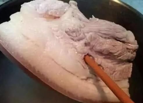  [餐馆]做回锅肉时，掌握这2点，做出的回锅肉香味四溢，再不用去餐馆吃