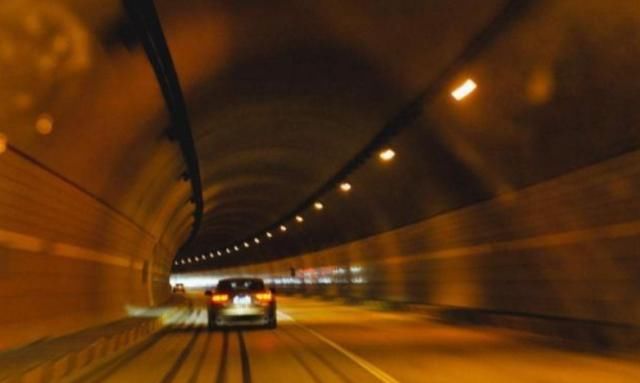  「高速」高速上隧道内禁止超车，那前车太慢怎么办？老司机给出