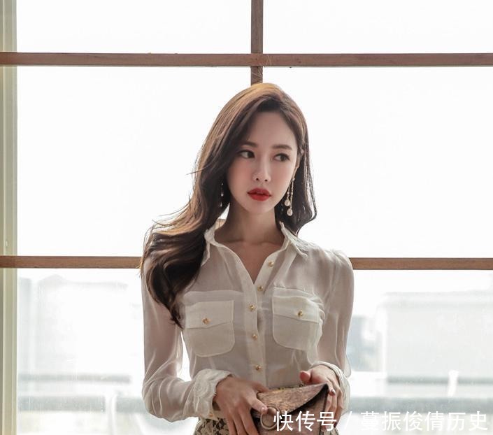  美女■白色半透明纱衬衣, 复古蕾丝包臀鱼尾裙, 打造美女秋日里的慵懒温柔