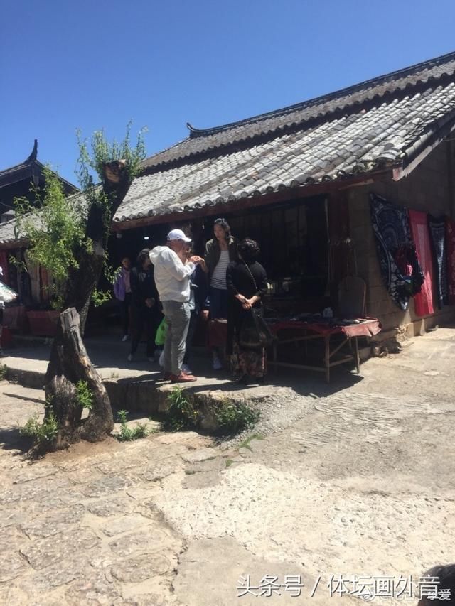 郎平给假朱婷和爸妈同游丽江 女排队长太醒目