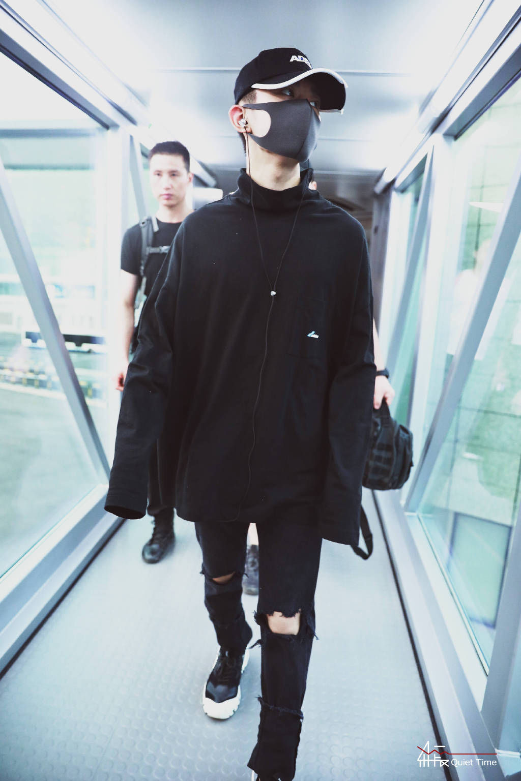 易烊千玺一身酷黑look现身机场，大佬出街即视感酷劲十足!