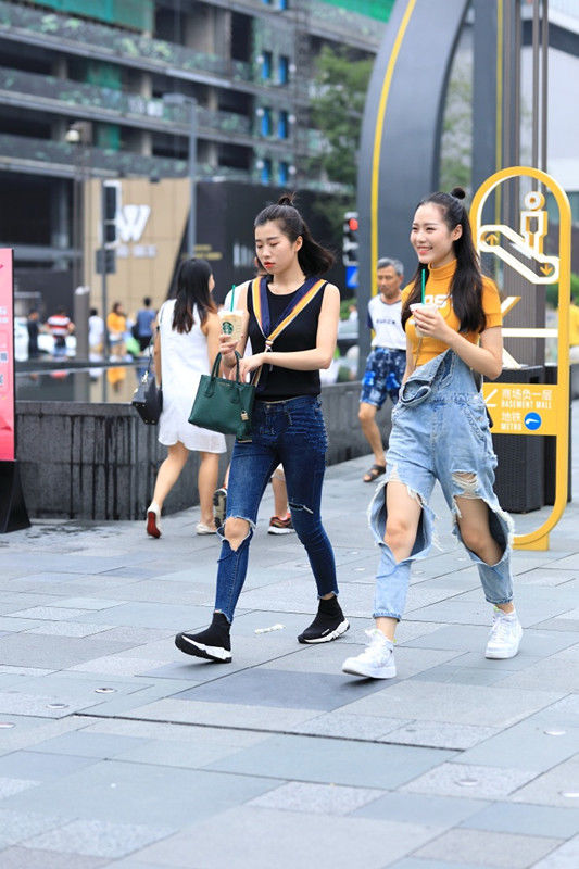 成都街拍:韩范气质穿搭，磨破毛须牛仔短裤搭配黑红条纹挂脖吊带