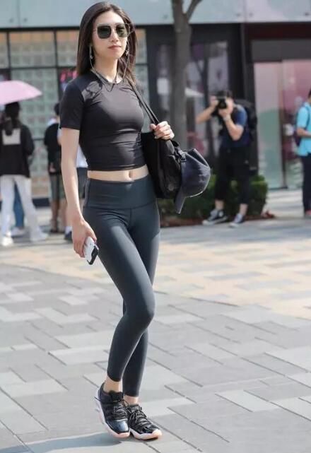 青春靓丽的打底裤美女，展现身段曲线美，显现的美女耀眼夺目！