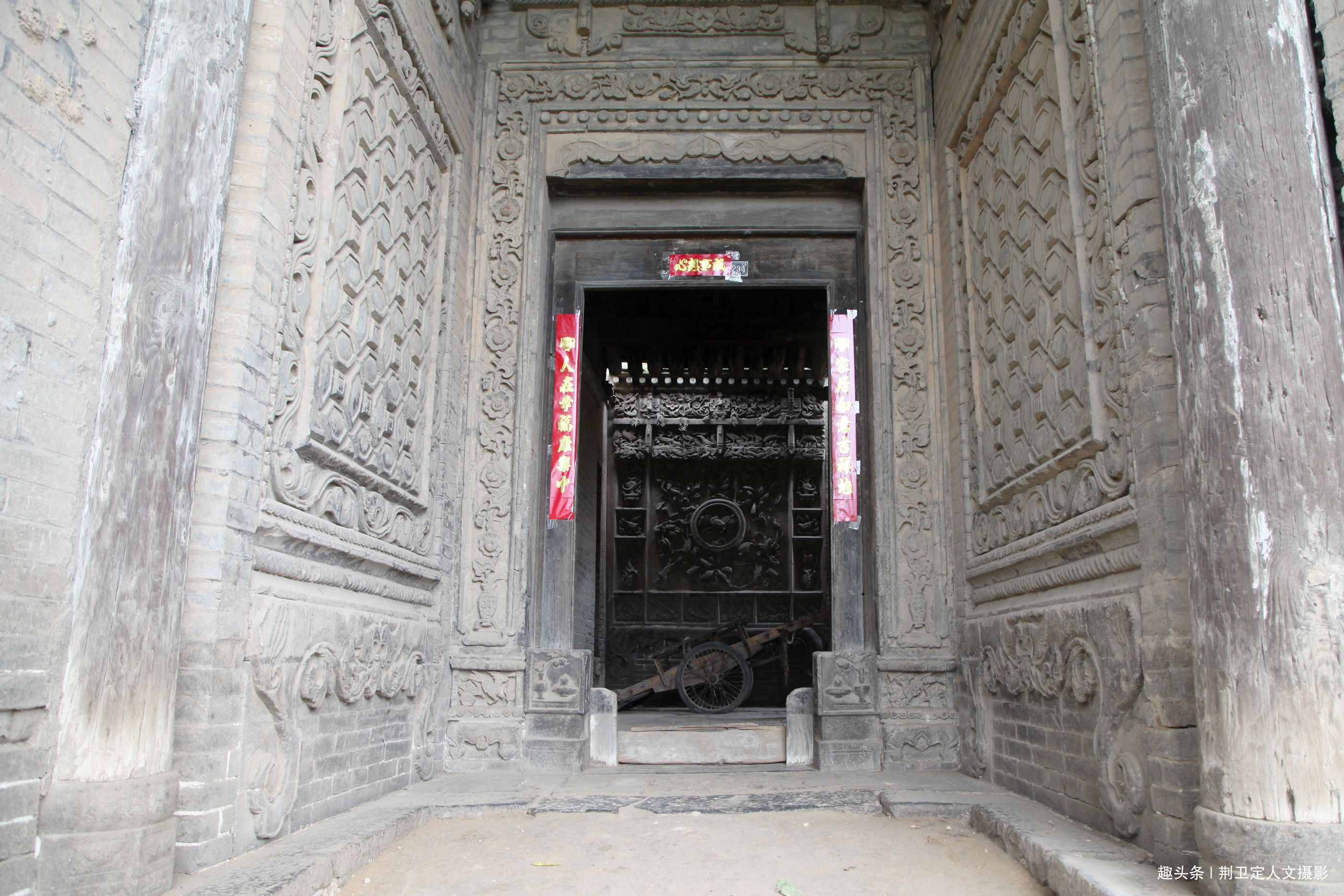 8旬老人居住200年豪宅，砖雕“百鸟朝凤”精美，看看啥样