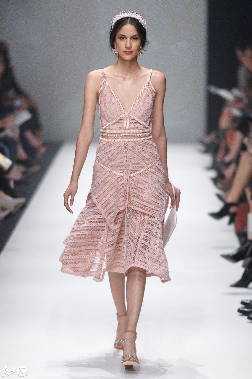 时装周|气质型的设计，大方简洁，很结合实际，可以参考的穿搭