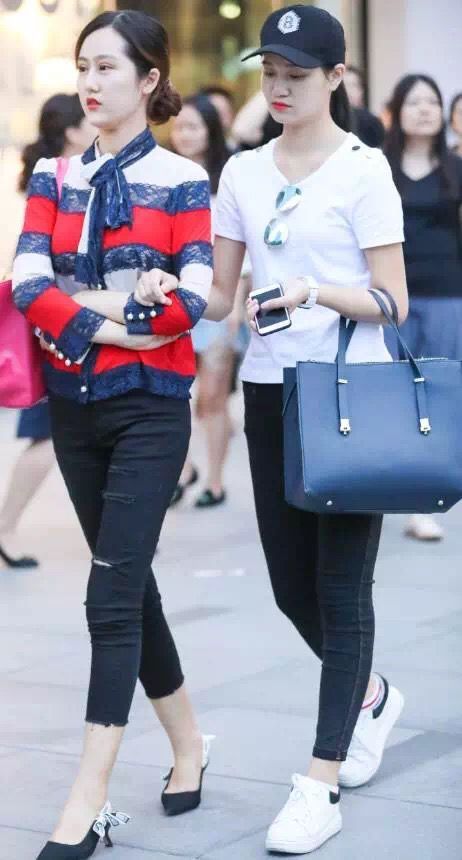 街拍美女：紧身打底裤有着道不尽的婉约温柔滋味，彰显文艺简约感