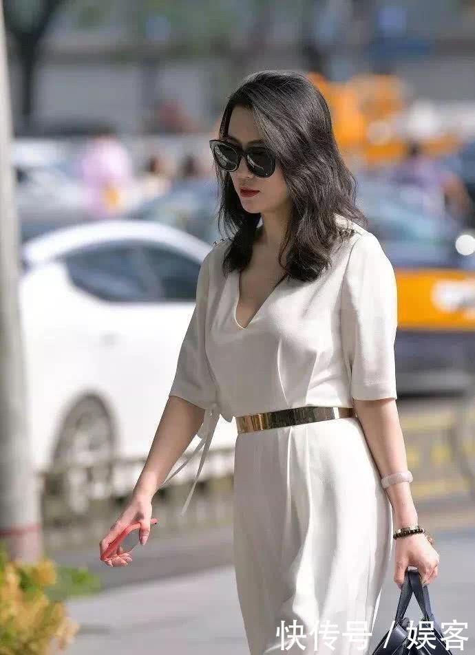  [ol]美女街拍：小姐姐一身精致的ol装，自带两米八的气场，美极了！