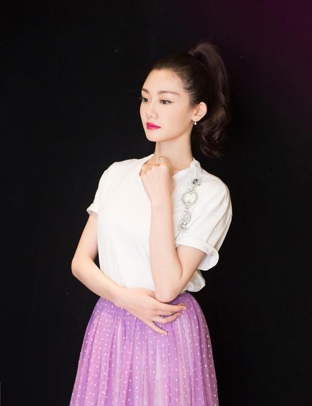『 变得更加』薄纱裙更为细嫩，不愧为“冯女郎”，苗苗身型太纤美