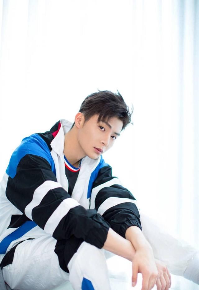 张铭恩化身校服党，你们可以领走啦 网友：运动风好帅