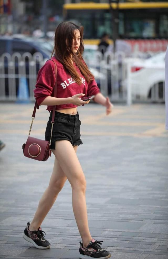 街拍:图1卡戴珊，永远的紧身衣，不能换一件?图3软妹子!