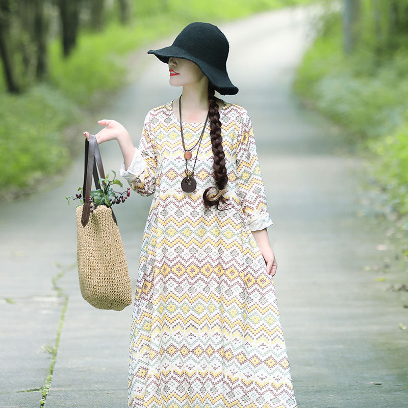 假如你不止51岁，要穿年轻点，棉麻秋裙+裸鞋，美得令人着迷