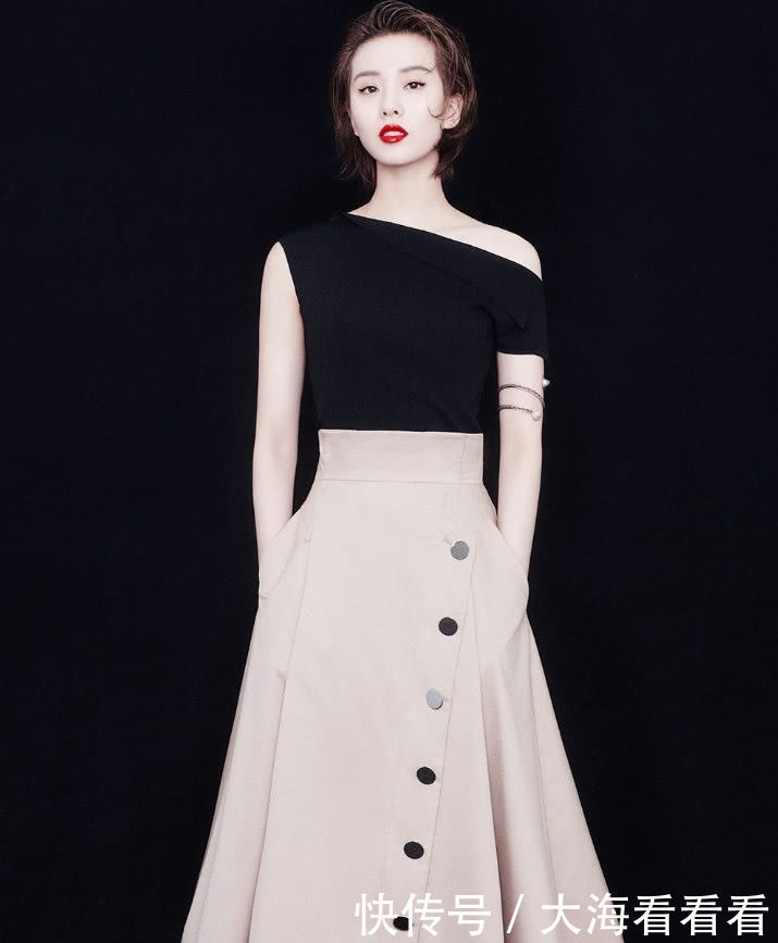 刘诗诗豁出去了，高跟鞋外面居然套着垃圾袋，没想到意外的好看！