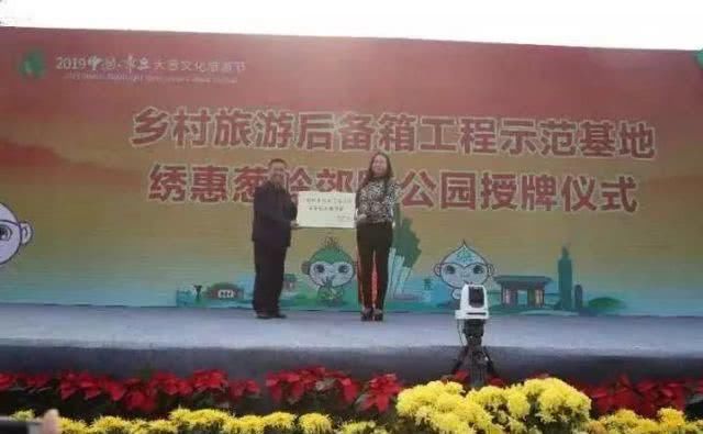  「姚明」人看葱，须仰视！2.435米！章丘今年“葱状元”比姚明还