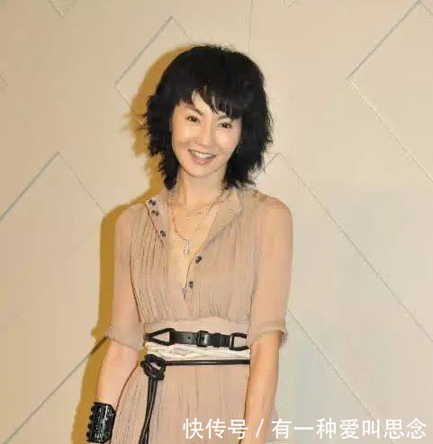 张曼玉穿长裙出席活动，网友多久没吃饭啊，都快瘦成木乃伊了！