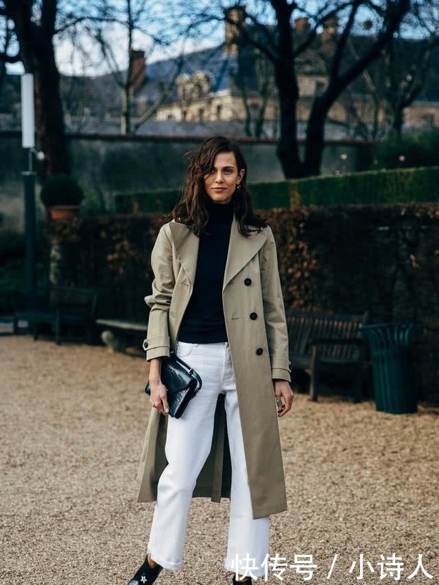 『时髦』女人不论高矮,早春穿风衣时,搭配这3双鞋子,显高又很时髦