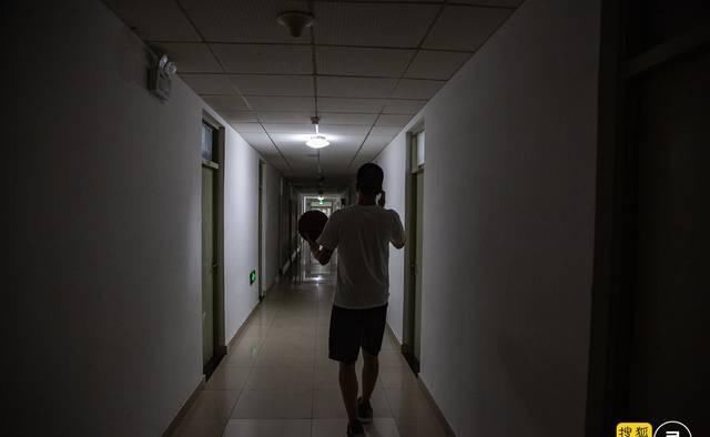 『陈佳伦』炒鞋背后的年轻人:万元买鞋不稀奇,看人先看鞋|图片故事