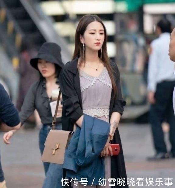 『美女』街拍:娇小玲珑的美女,黑色背心搭打底裤,显女神的魅力