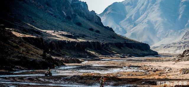 中国一座最值钱的湖泊，湖底全是珍贵玛瑙石，历经12年终被搬空
