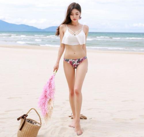 精致优雅的比基尼泳衣美女,身材曼妙,特别有魅力!