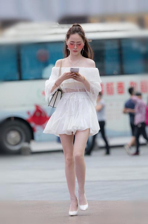 街拍 漂亮的美女为何总是喜欢低头看手机 看一眼都好难了