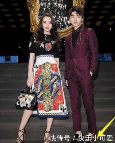 迪丽热巴把“扑克牌”穿在身上, 和王俊凯合影暴露“小心机”!