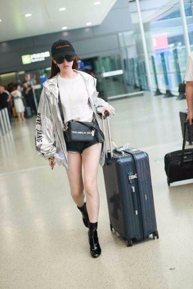 蒋梦婕现身机场T恤配短裤，腿长惊人，网友：还是裤子太短了？